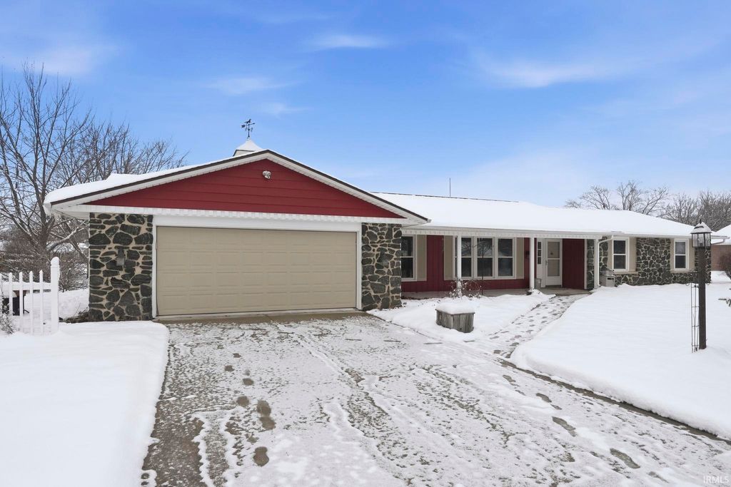 Photo of 9928 Berkshire Lane, Fort Wayne, IN 46804 (MLS # 202548271)