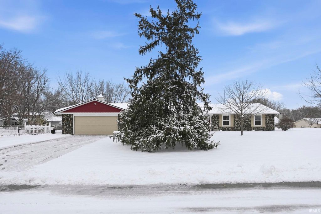 Photo of 9928 Berkshire Lane, Fort Wayne, IN 46804 (MLS # 202548271)