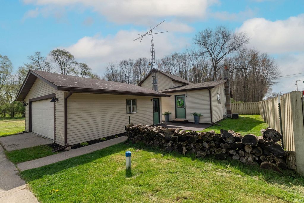 Photo of 10999 Douglas Road, Osceola, IN 46561 (MLS # 202614097)