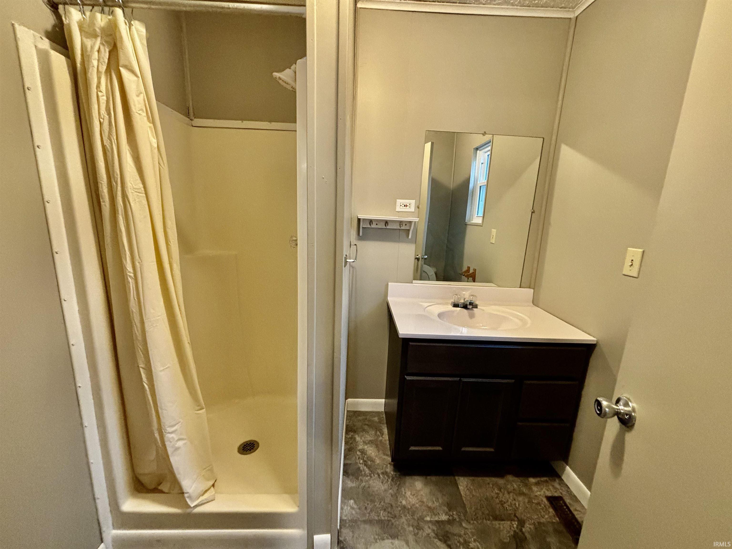 Goshen, Indiana 46528, United States, 2 Bedrooms Bedrooms, ,2 BathroomsBathrooms,Residential,Pending,32331