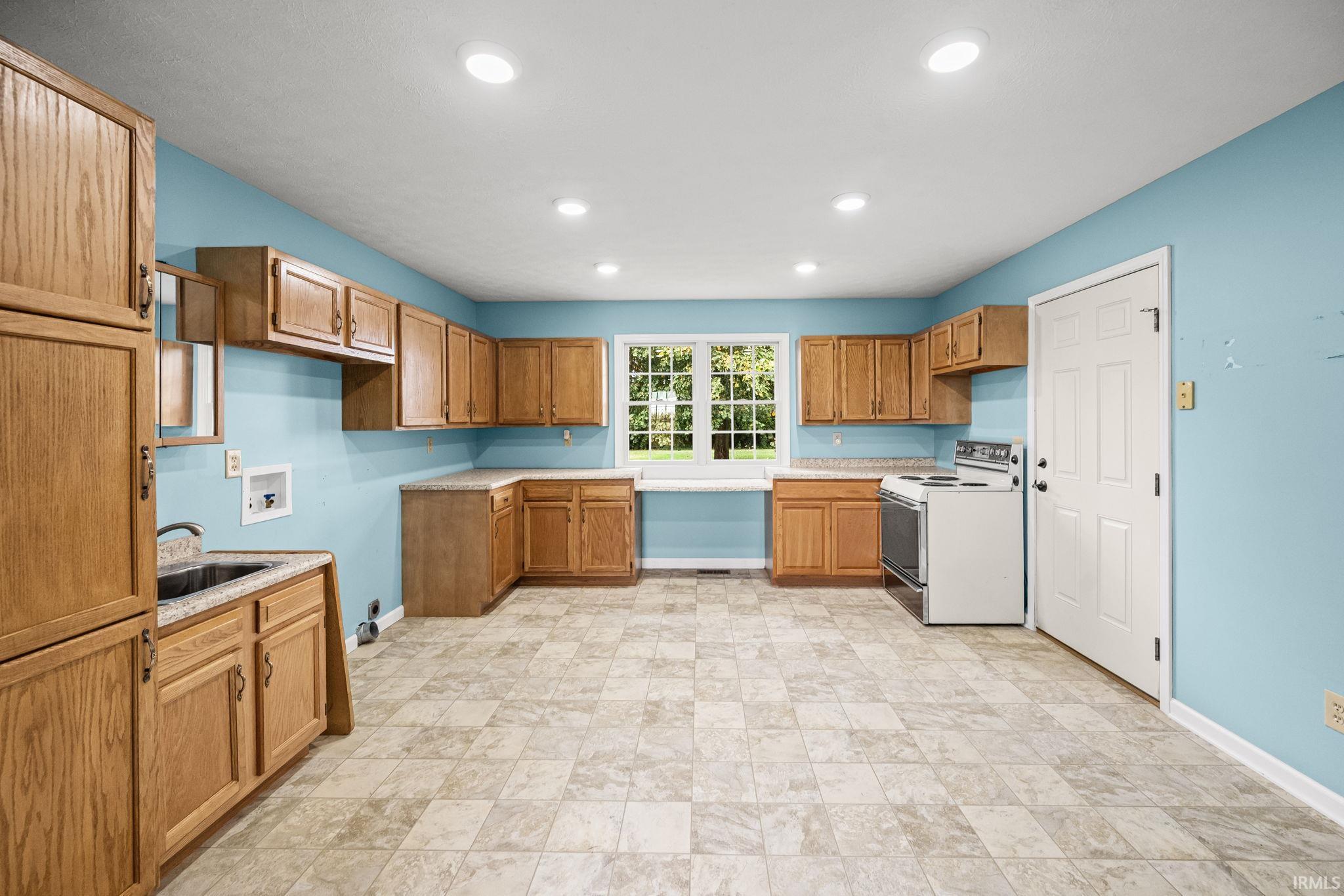 Delphi, Indiana 46923, United States, 3 Bedrooms Bedrooms, ,2 BathroomsBathrooms,Residential,Active,217020