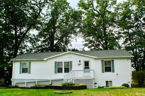 Photo of 5200 W Lakeview Park Drive, Warsaw, IN 46580 (MLS # 202633683)