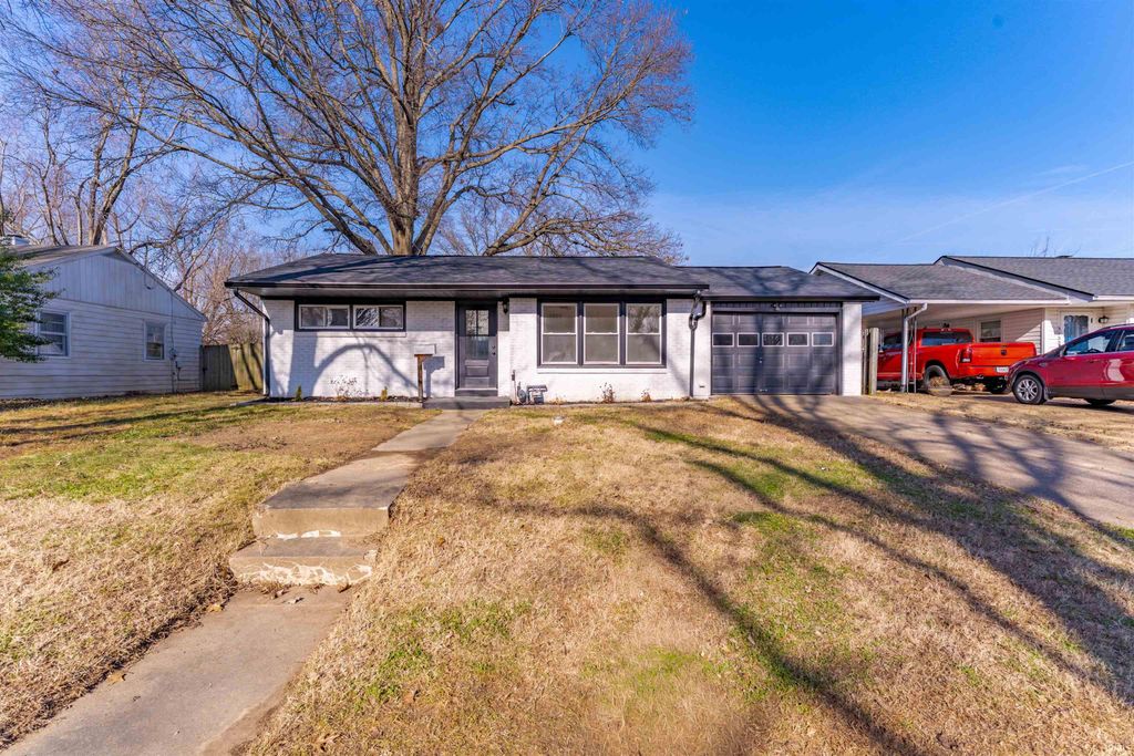 Photo of 5024 Graham Avenue, Evansville, IN 47715 (MLS # 202546588)