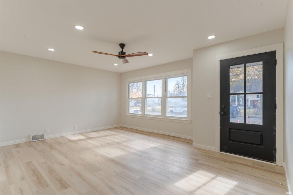 Photo of 5024 Graham Avenue, Evansville, IN 47715 (MLS # 202546588)