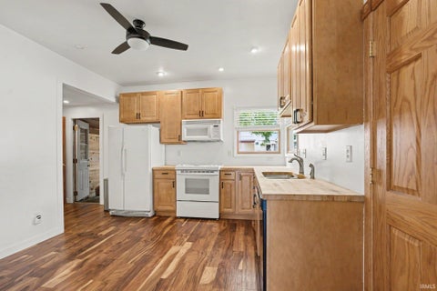 Tiny photo for 216 W Broadway Street, Mishawaka, IN 46545 (MLS # 202636390)