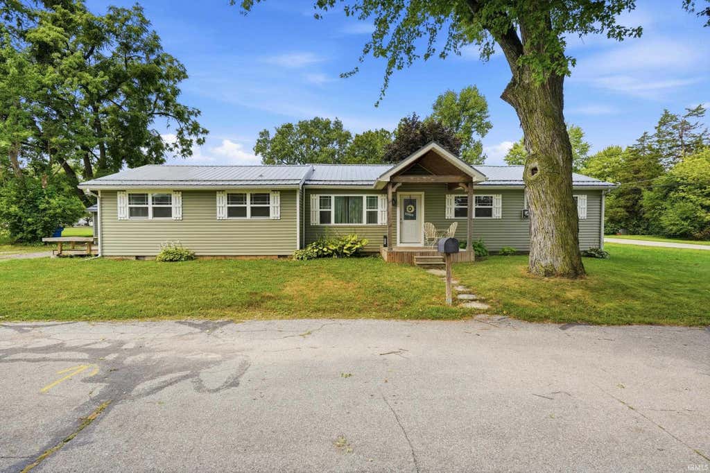 Photo of 302 Gateway Avenue, Churubusco, IN 46723 (MLS # 202632877)