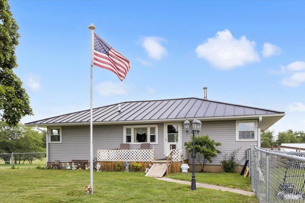 Photo of 1279 E Union City Pike, Winchester, IN 47394 (MLS # 202625176)