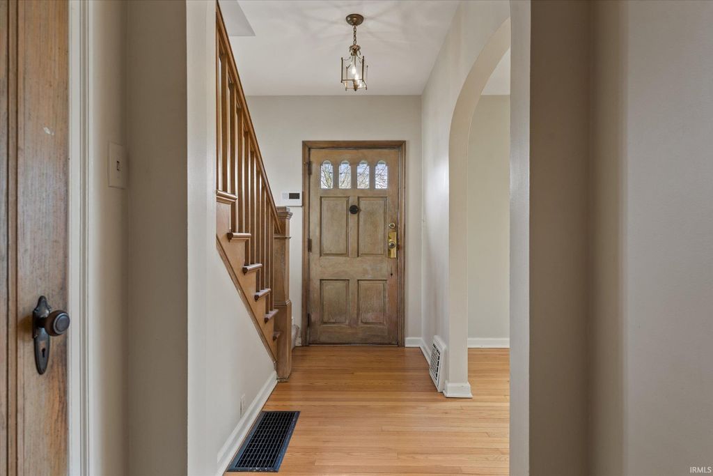 Photo of 1219 Leeper Avenue, South Bend, IN 46617 (MLS # 202611662)