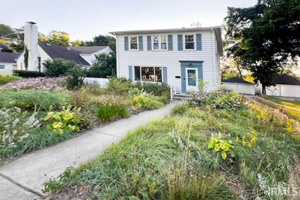 Photo of 1219 Leeper Avenue, South Bend, IN 46617 (MLS # 202611662)