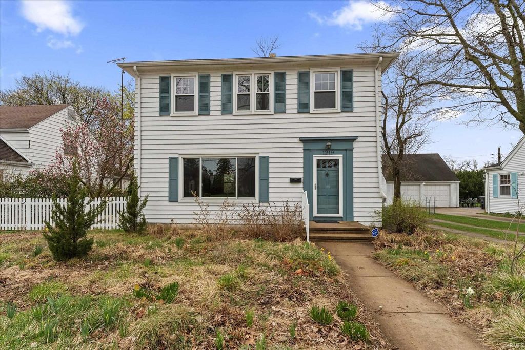 Photo of 1219 Leeper Avenue, South Bend, IN 46617 (MLS # 202611662)