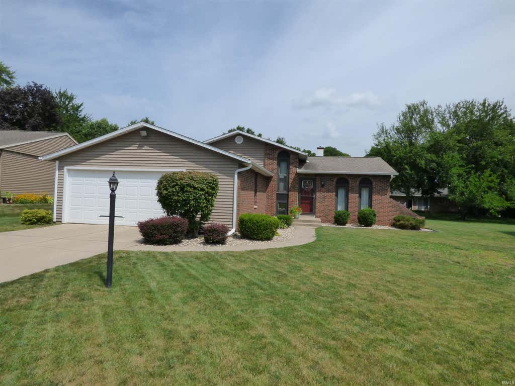 Photo of 834 Greenmount Court, Mishawaka, IN 46544 (MLS # 202631313)