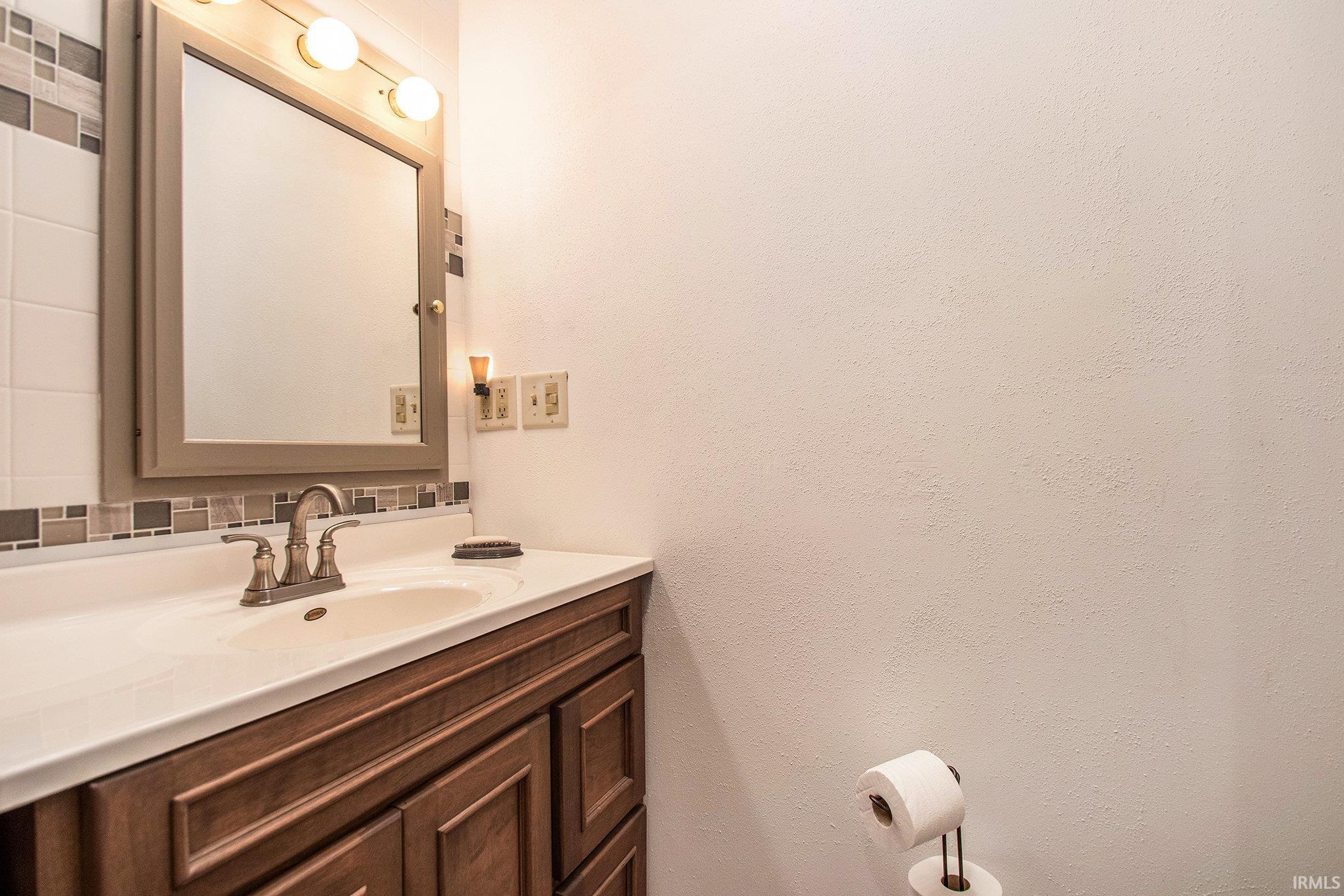 Elkhart, Indiana 46514, United States, 2 Bedrooms Bedrooms, ,1 BathroomBathrooms,Residential,Pending,204262