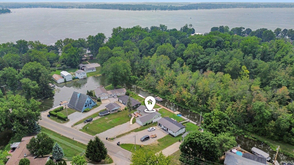Photo of 11397 N East Wawasee Drive, Syracuse, IN 46567 (MLS # 202630620)