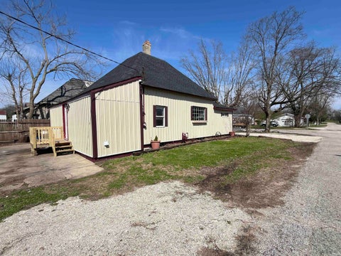 Tiny photo for 402 W Jefferson Avenue, Vincennes, IN 47591 (MLS # 202608493)