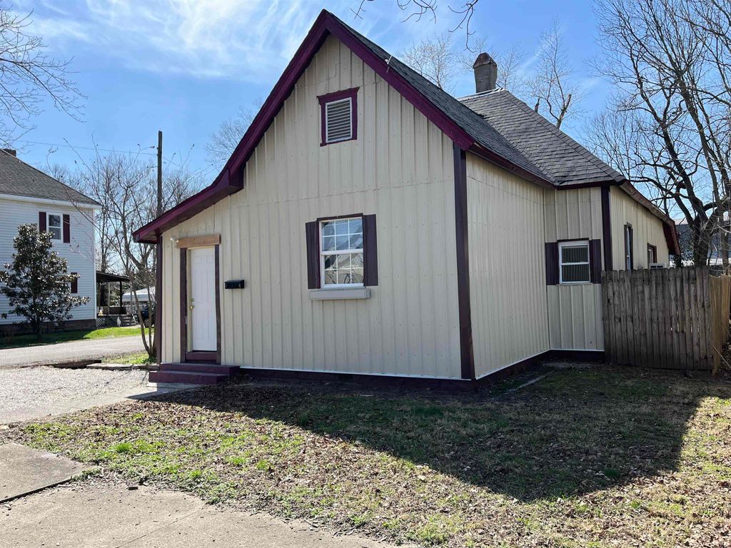 Photo of 402 W Jefferson Avenue, Vincennes, IN 47591 (MLS # 202608493)