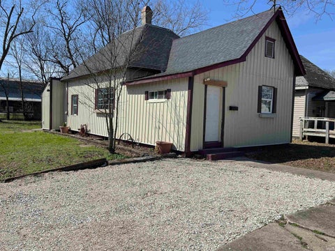 Tiny photo for 402 W Jefferson Avenue, Vincennes, IN 47591 (MLS # 202608493)