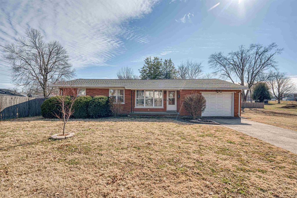 Photo of 312 W SHERMAN Street, Mount Vernon, IN 47620 (MLS # 202604509)