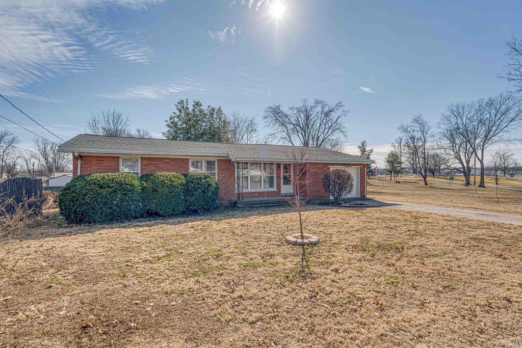 Photo of 312 W SHERMAN Street, Mount Vernon, IN 47620 (MLS # 202604509)