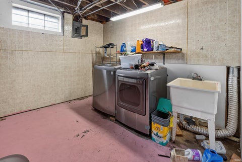 Tiny photo for 1041 E Blackford Avenue, Evansville, IN 47714 (MLS # 202638870)