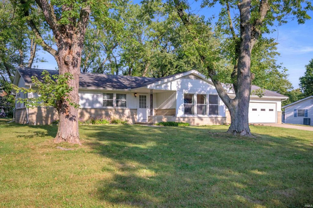 Photo of 211 Woodland Drive, Hartford City, IN 47348 (MLS # 202538334)