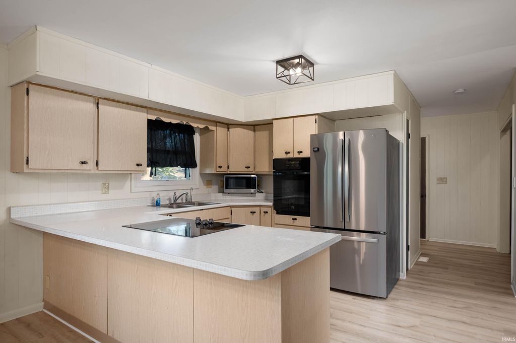 Photo of 211 Woodland Drive, Hartford City, IN 47348 (MLS # 202538334)