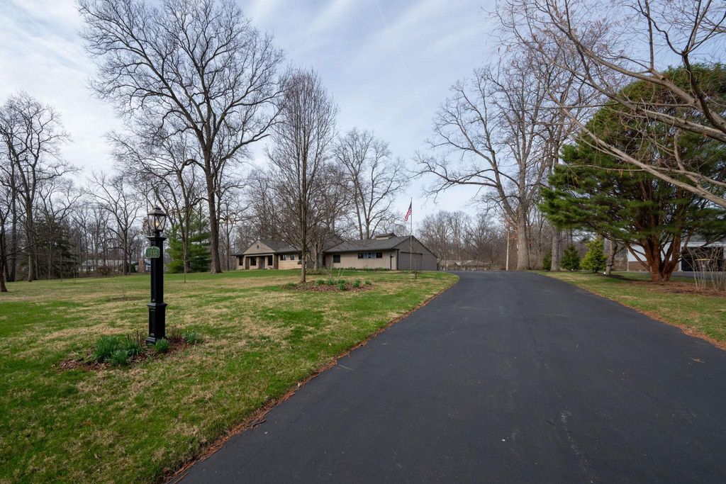 Photo of 1538 S Hadley Road, Fort Wayne, IN 46804 (MLS # 202609575)