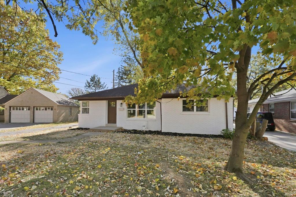 Photo of 1020 Northlawn Drive, Fort Wayne, IN 46805 (MLS # 202544324)