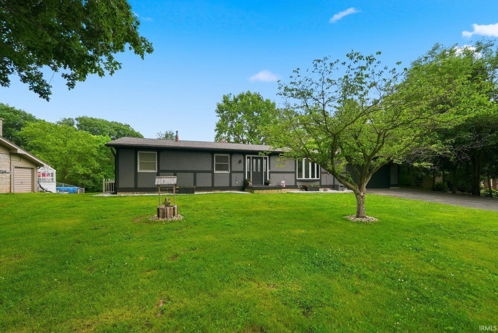 Photo of 574 S Circle Drive, Warsaw, IN 46580 (MLS # 202622651)