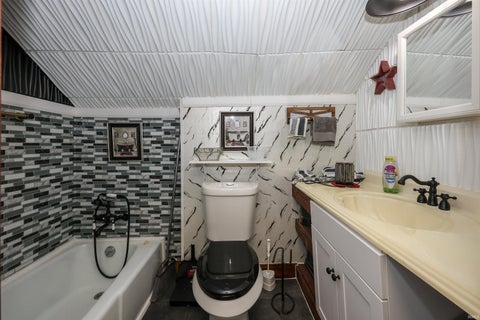 Tiny photo for 500 E King Street, Garrett, IN 46738 (MLS # 202629127)