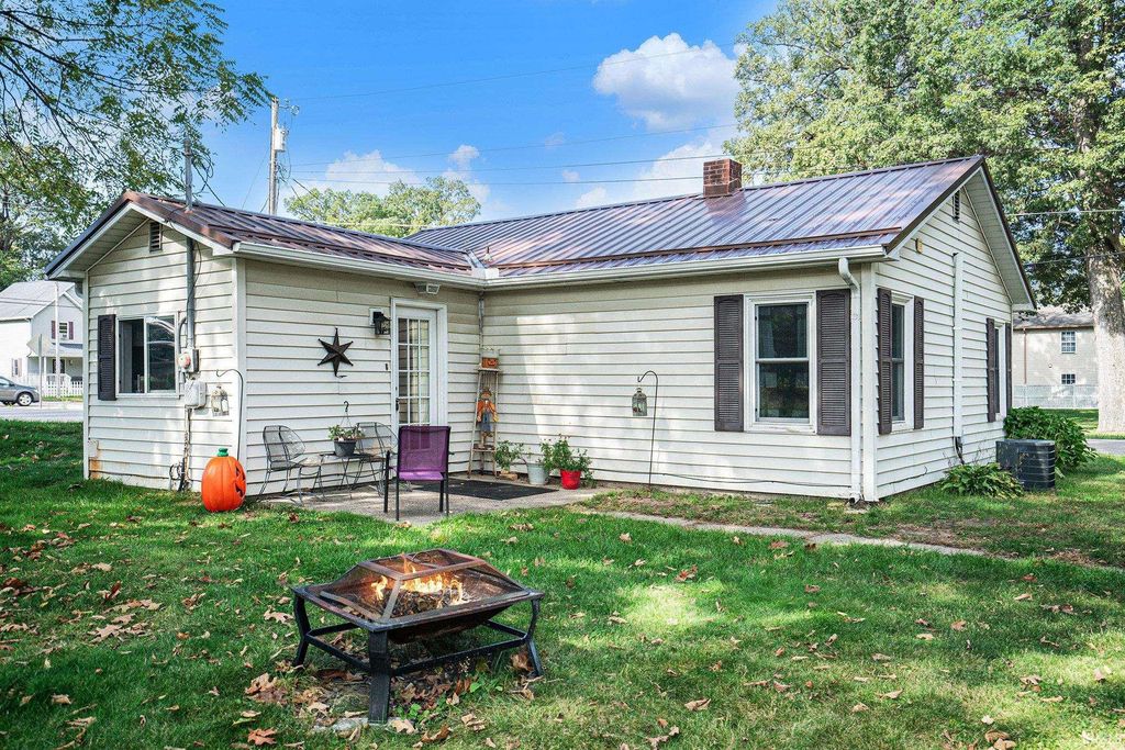 Photo of 2502 Oriole Lane, Warsaw, IN 46580 (MLS # 202541321)