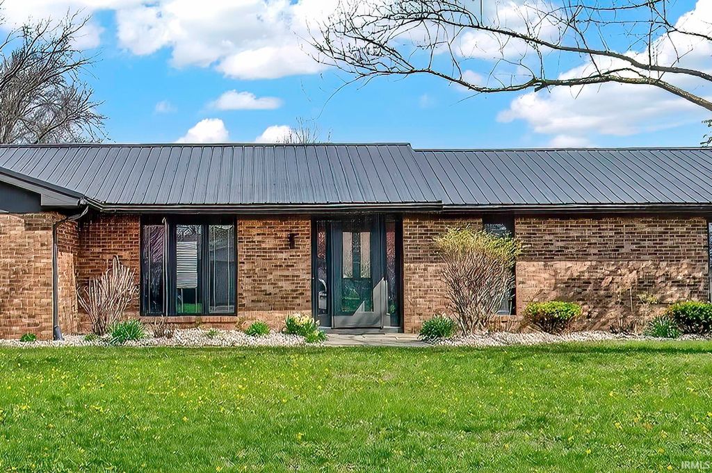 Photo of 1407 Deerbrook Court, Bluffton, IN 46714 (MLS # 202612090)