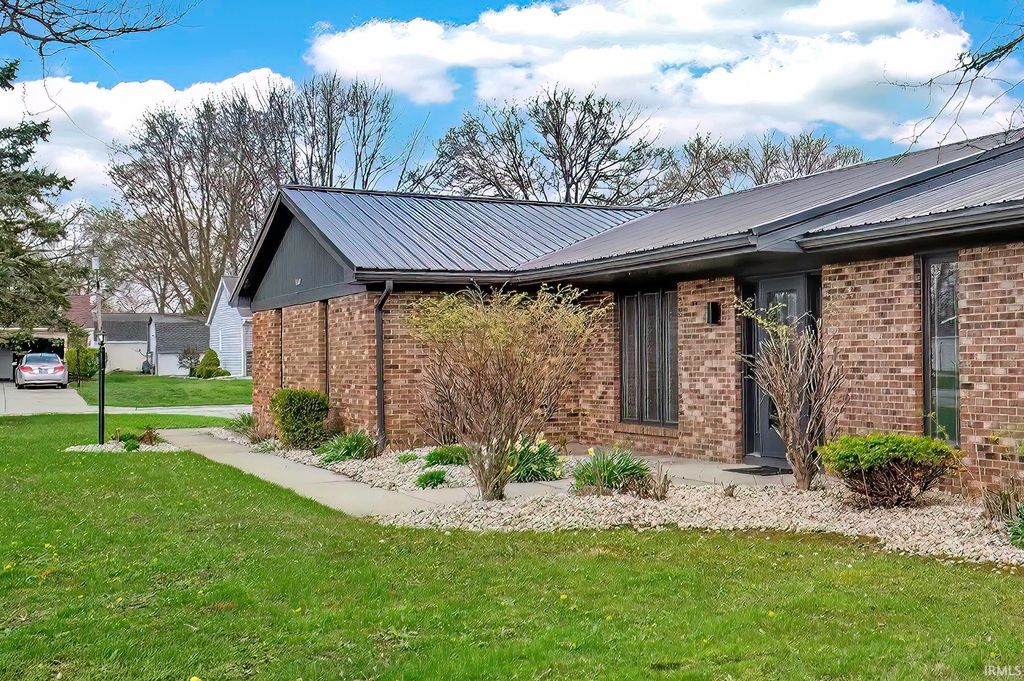 Photo of 1407 Deerbrook Court, Bluffton, IN 46714 (MLS # 202612090)