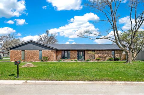 Photo of 1407 Deerbrook Court, Bluffton, IN 46714 (MLS # 202612090)