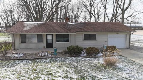 Photo of 307 N 175 E. Road, Warsaw, IN 46580 (MLS # 202609039)