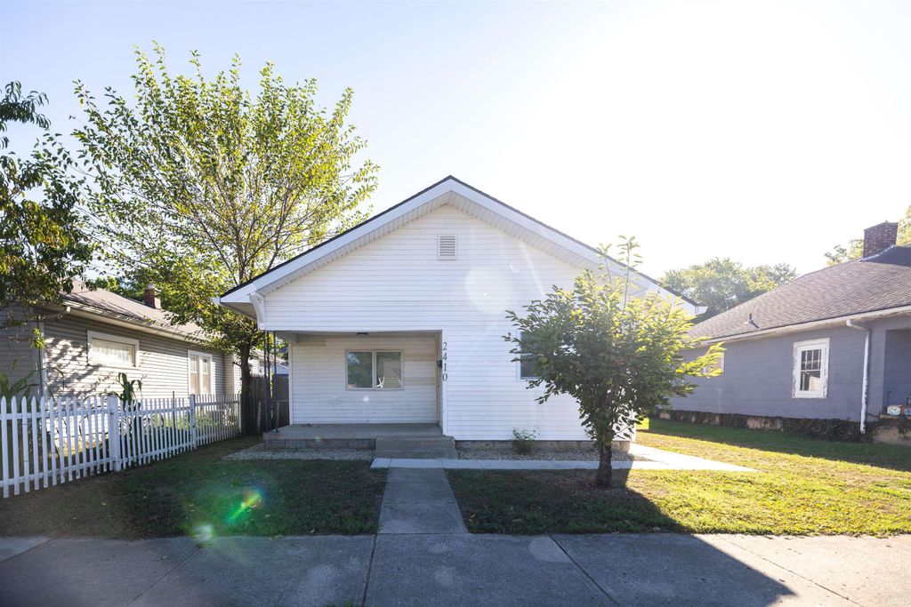 Photo of 2410 Central Avenue, Anderson, IN 46016 (MLS # 202612744)