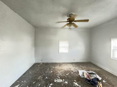 Tiny photo for 817 N Mulberry Street, Muncie, IN 47305 (MLS # 202608505)