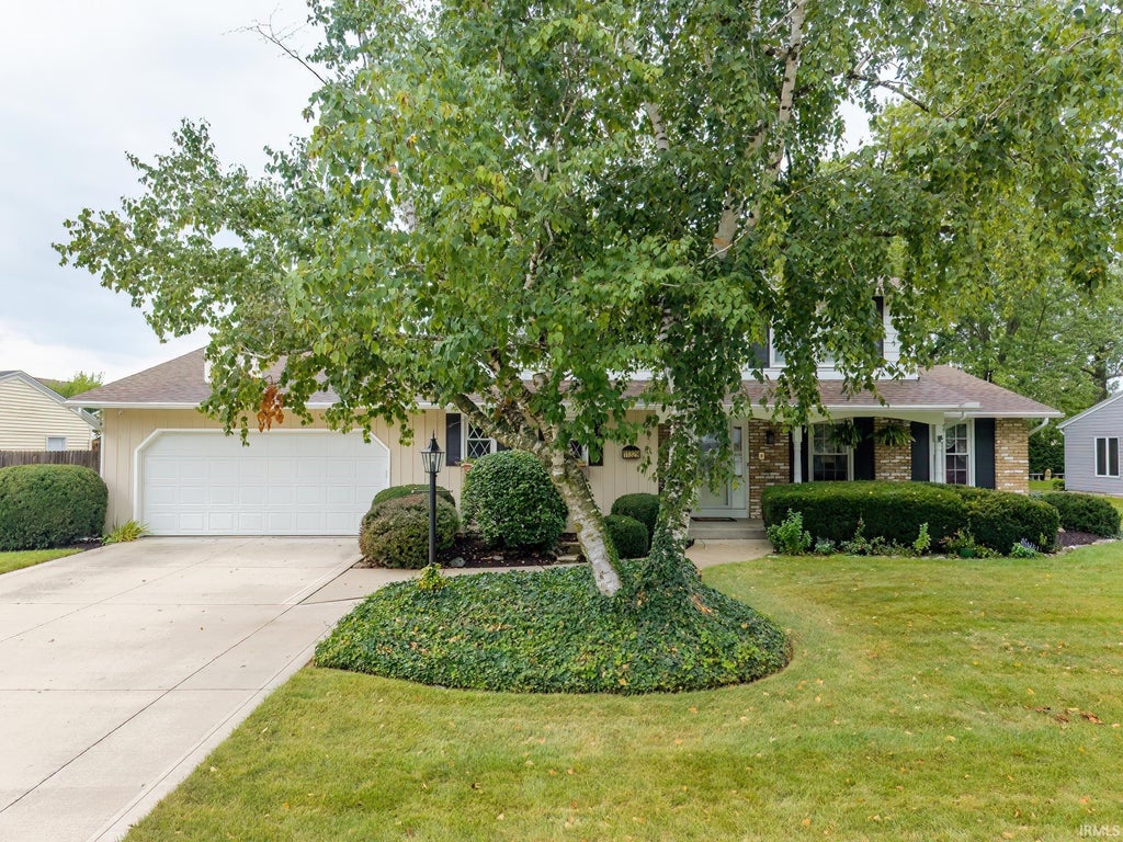 Photo of 11329 Shalimar Drive, Fort Wayne, IN 46845 (MLS # 202636941)