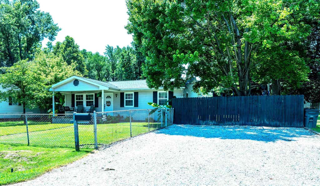Photo of 1819 S Bosse Avenue, Evansville, IN 47712 (MLS # 202627860)