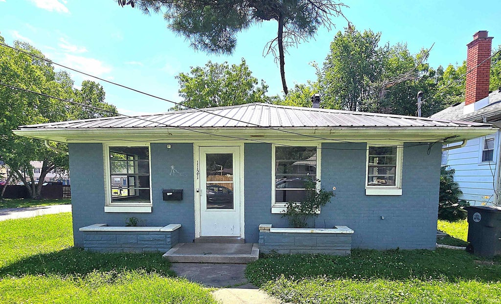 Photo of 1121 S Dexter Avenue, Evansville, IN 47714 (MLS # 202621383)
