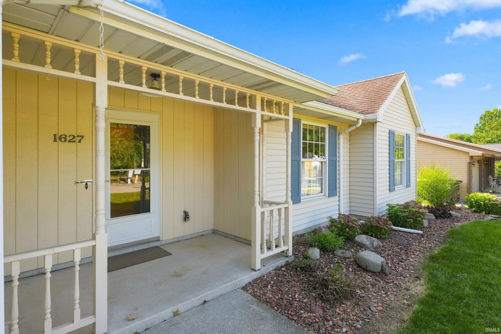 Photo of 1627 Bardsey Lane, Fort Wayne, IN 46804 (MLS # 202629801)