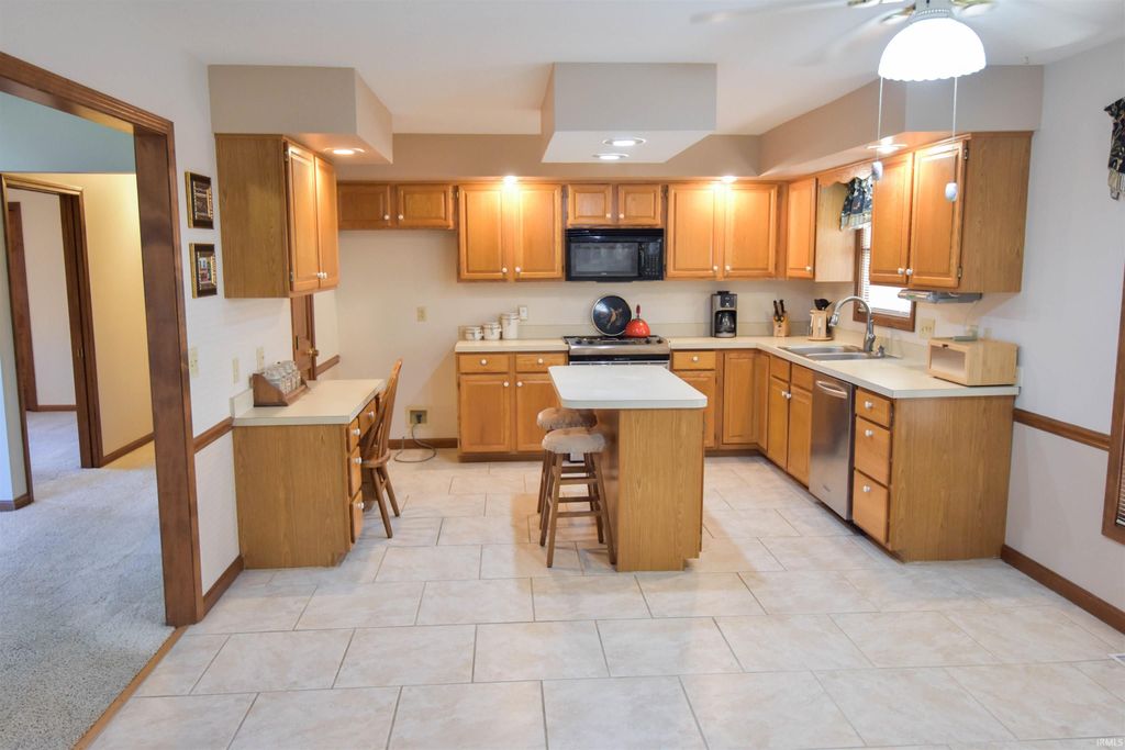 Photo of 6015 E Walnut Street, Evansville, IN 47715 (MLS # 202542748)