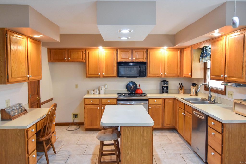 Photo of 6015 E Walnut Street, Evansville, IN 47715 (MLS # 202542748)