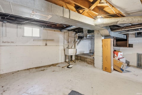 Tiny photo for 933 E Main Street, Warsaw, IN 46580 (MLS # 202637925)