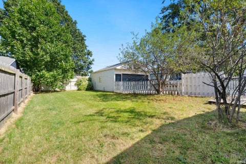 Tiny photo for 933 E Main Street, Warsaw, IN 46580 (MLS # 202637925)