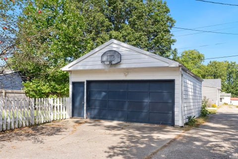 Tiny photo for 933 E Main Street, Warsaw, IN 46580 (MLS # 202637925)