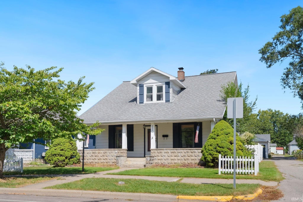 Photo of 933 E Main Street, Warsaw, IN 46580 (MLS # 202637925)