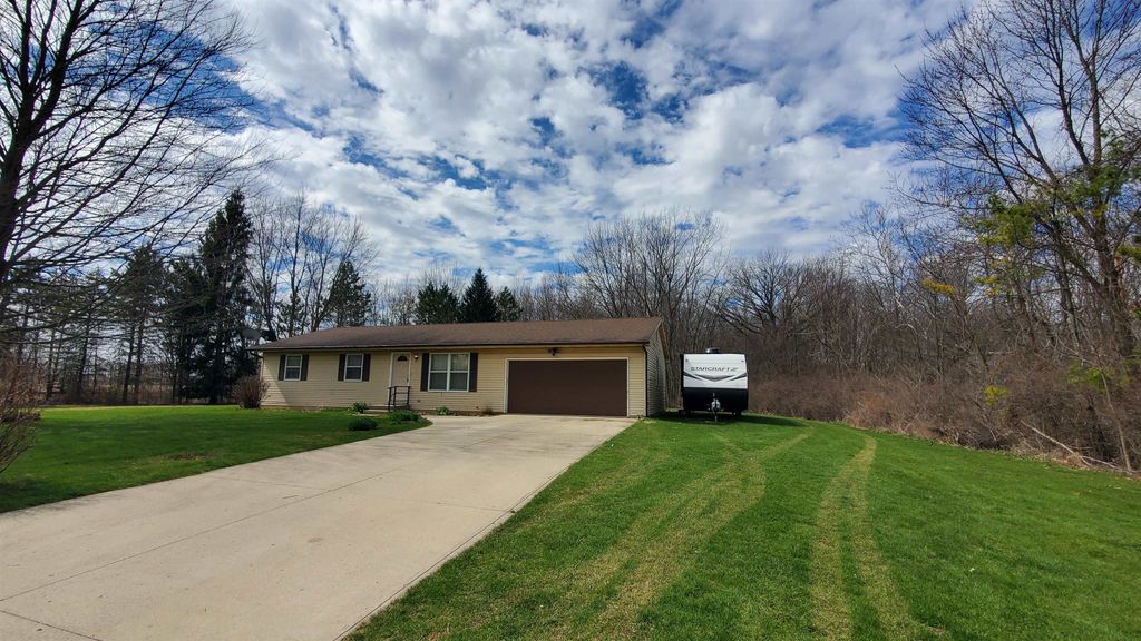 Photo of 305 N Meadow Lane, Kendallville, IN 46755 (MLS # 202604757)