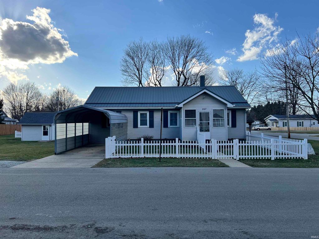 Photo of 207 N Jefferson Street, Sulphur Springs, IN 47388 (MLS # 202605358)