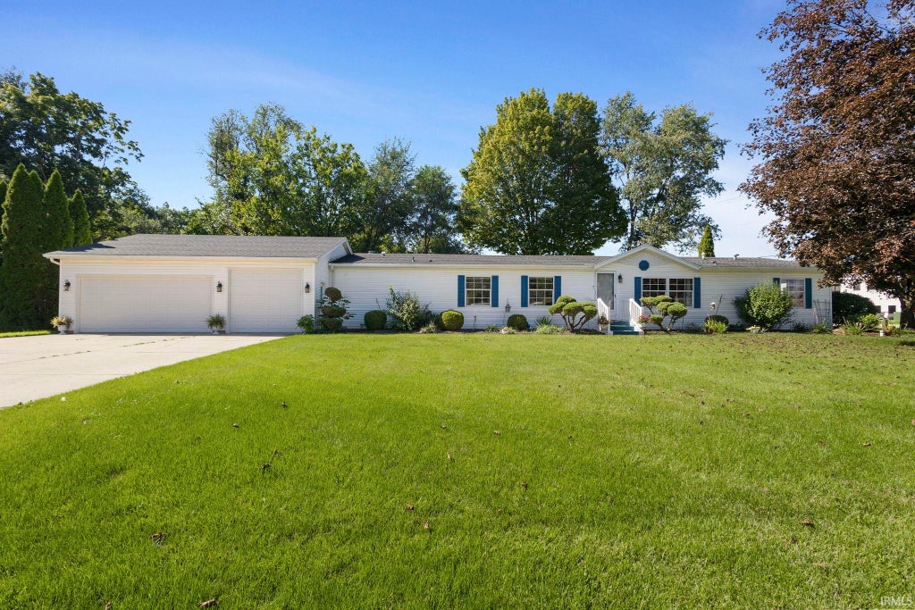 Photo of 55899 Coyle Court, Mishawaka, IN 46545 (MLS # 202640393)