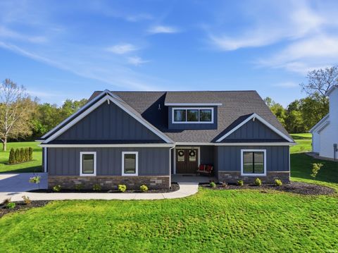 Photo of 1908 Golfview Drive, Auburn, IN 46706 (MLS # 202616189)